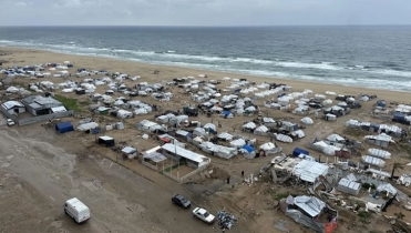 গাজায় শক্তিশালী ঝড়ে হাজার হাজার তাঁবু প্লাবিত, একজন নারী নিহত